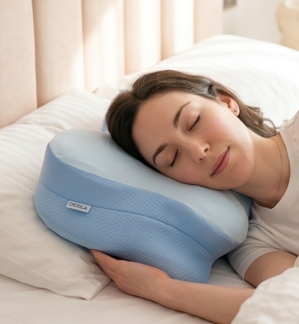 Sarah resting on the contour pillow used in the Derila offer